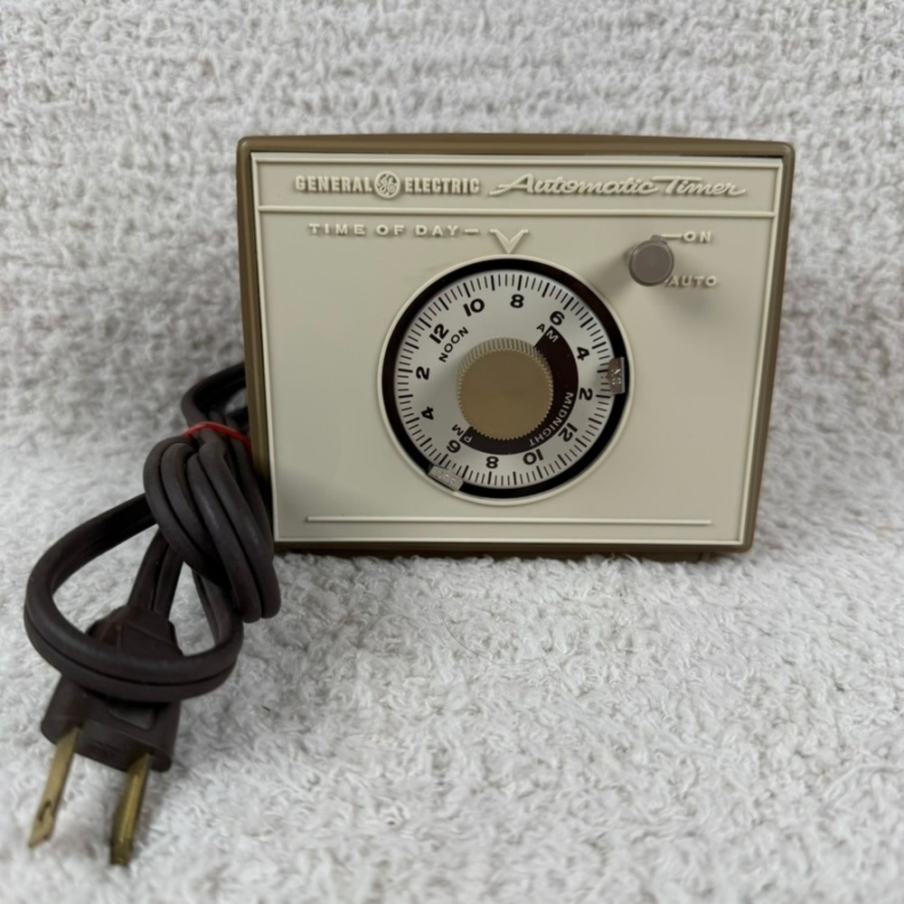 Vintage General Electric Automatic Timer 8117 Retro MCM Plug-in Appliance TESTED